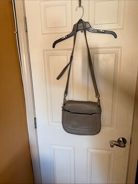 Marc Jacob’s Classic Leather Crossbody Bag Taupe/grey like new magnetic closure